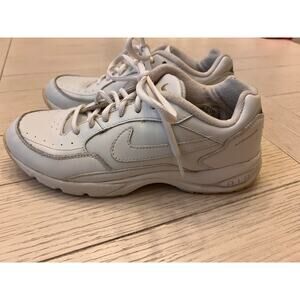 Nike women's vintage white leather Walk Airliners, size 8.‎